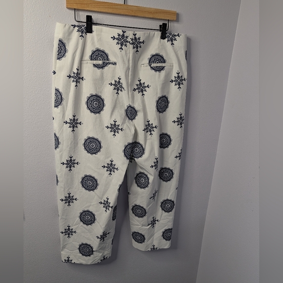 Chico's Perfect Stretch White Blue Medallion Crop Pants Size 2.5 - Picture 3 of 4